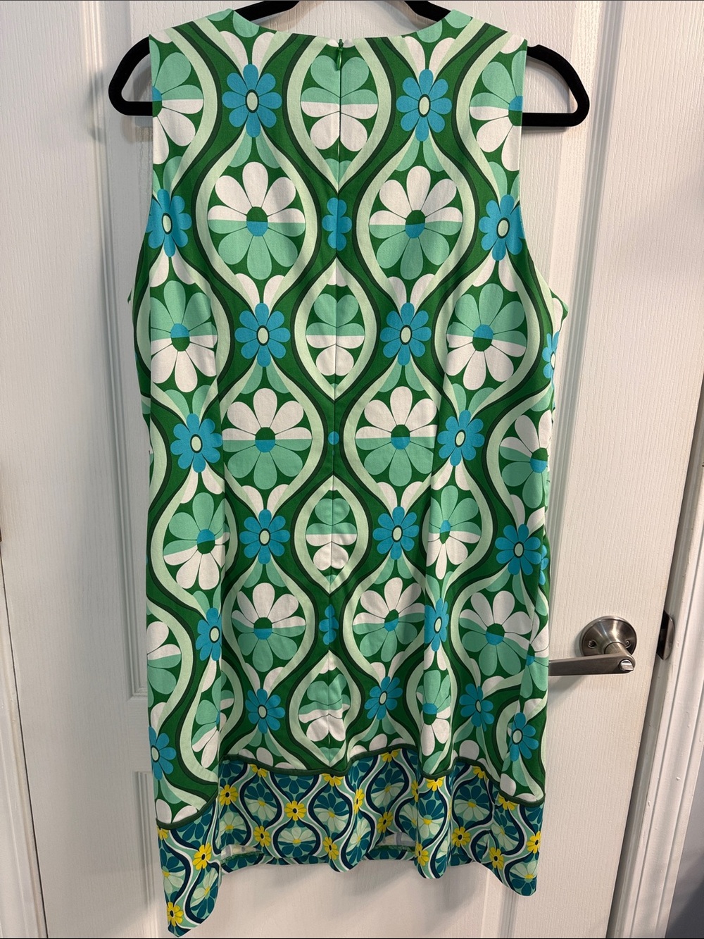 London Times Miranda sleeveless dress - Vibrant green, blue, white retro daisy - Picture 8 of 10